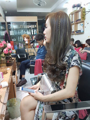Tóc dài uốn đuôi