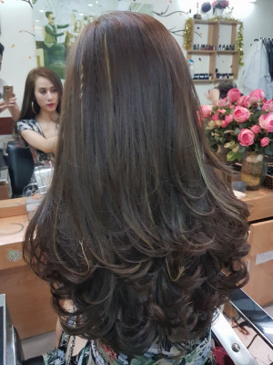 Tóc dài uốn đuôi