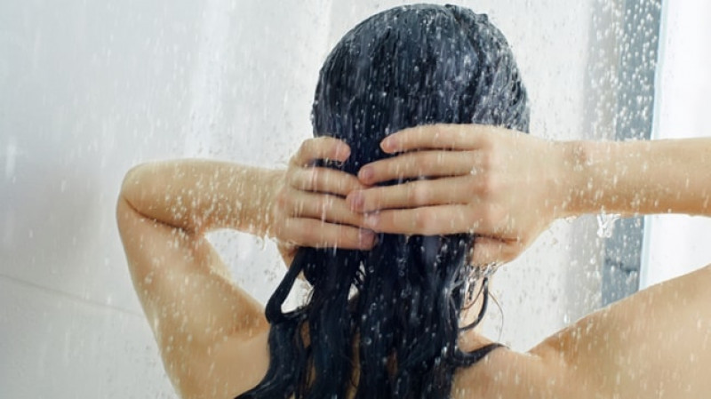 girl washes her hair2