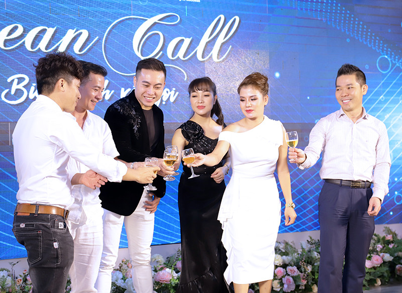 Khách mời cùng nâng ly chúc mừng cho sự thành công của Kléral Show Ocean Call